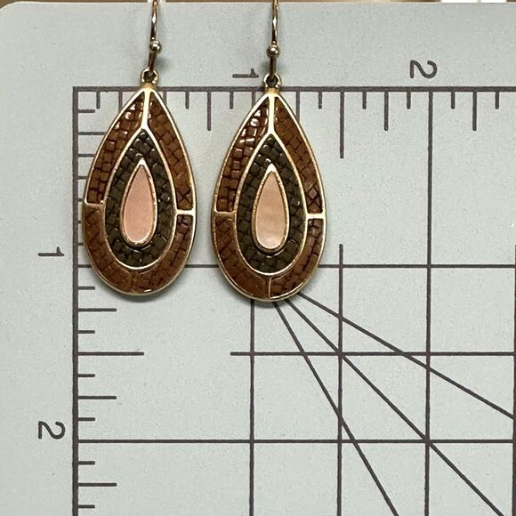 Vintage Monet Teardrop Earrings Mother of Pearl Brown Gray Mosaic Gold Tone - Picture 4 of 10